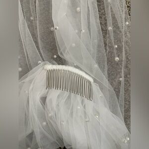 Elegant White Pearl-Embellished Hair Comb. Wedding.